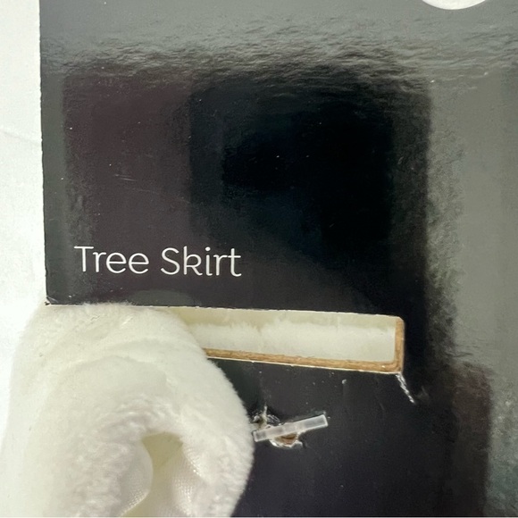 The Christmas Shoppe Hobby Lobby Christmas Tree Skirt Measure 48” White Quilted - Picture 6 of 7